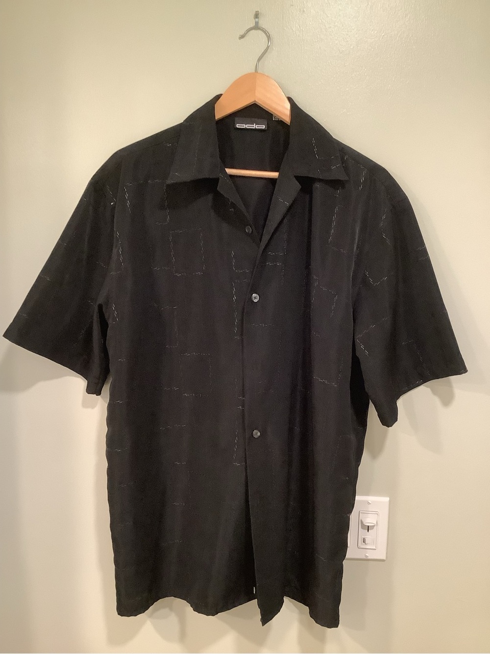 Men's Black Short-Sleeve Button-Down Shirt